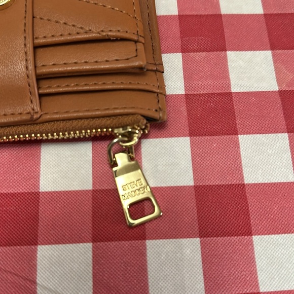 Like New- Steve Madden small Wallet - Picture 3 of 4